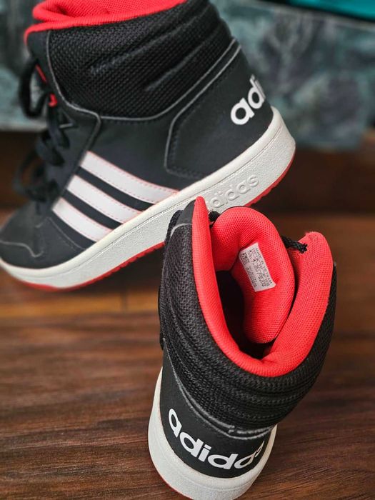 Кецове Адидас-черно и червено
