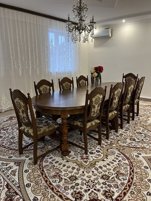 Стол и стулья для гостей