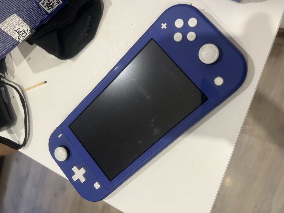 Продавам nintendo switch lite в отлично състояние