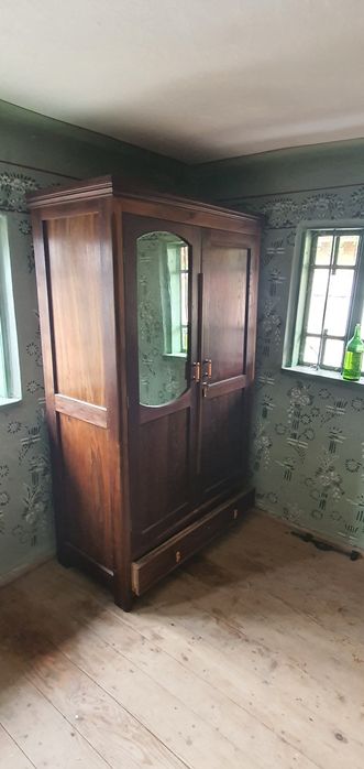 Șifonier din lemn masiv și pat din lemn masiv cu saltea de paie