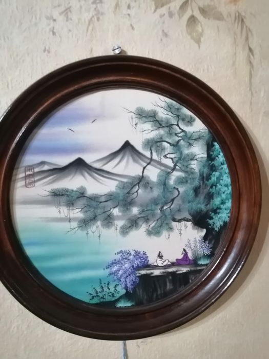 Две круглые картины шелкография.