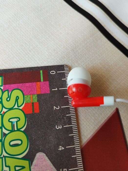 Casti pentru urechi, alb cu rosu. Nou fara eticheta! Pt. Telefon!