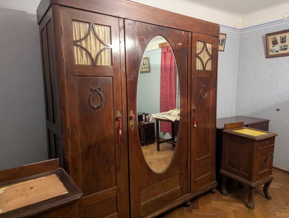Dulapioare Art Deco, noptiere vintage din lemn masiv si Sifonier