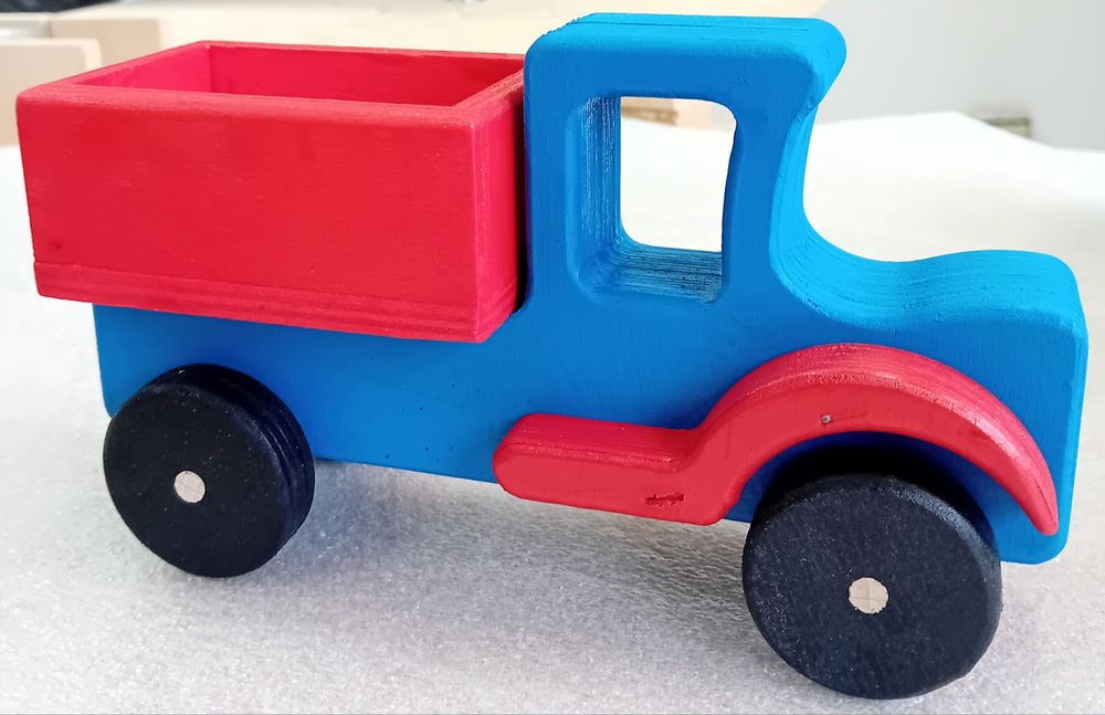 Ръчно изработени дървени играчки – моторче, камионче и булдозерче.