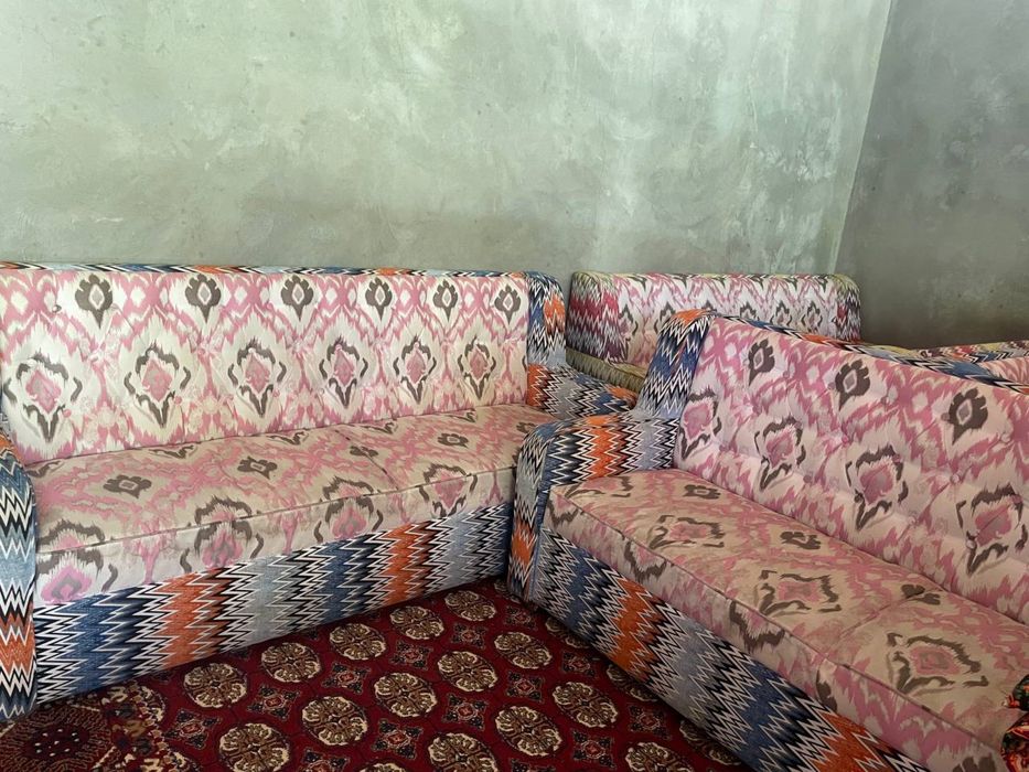 Диван со столом.