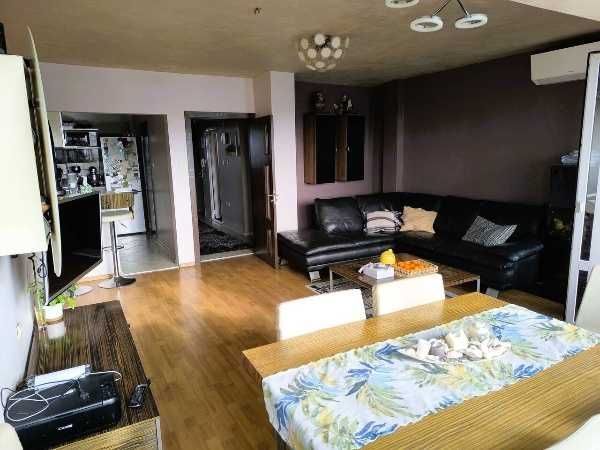 Продавам тристаен апартамент в кв. Лазур, гр. Бургас - снимка 2