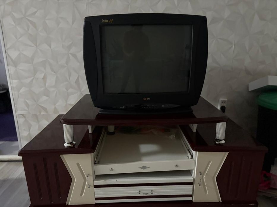 Телевизор вместе с камотом