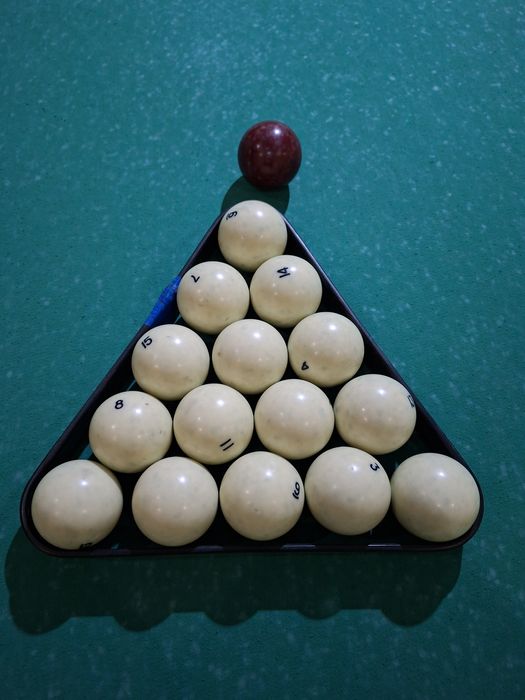 Biliard stollar, toshlari,kialari bilan sotiladi