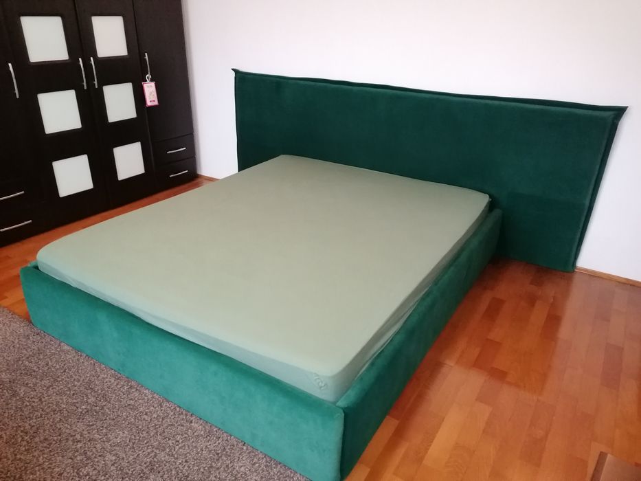 Pat tapițat din catifea