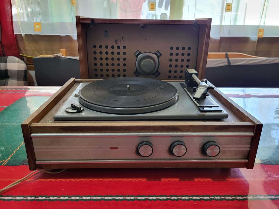 Ретро грамофон с касетофон – винтидж аудио система