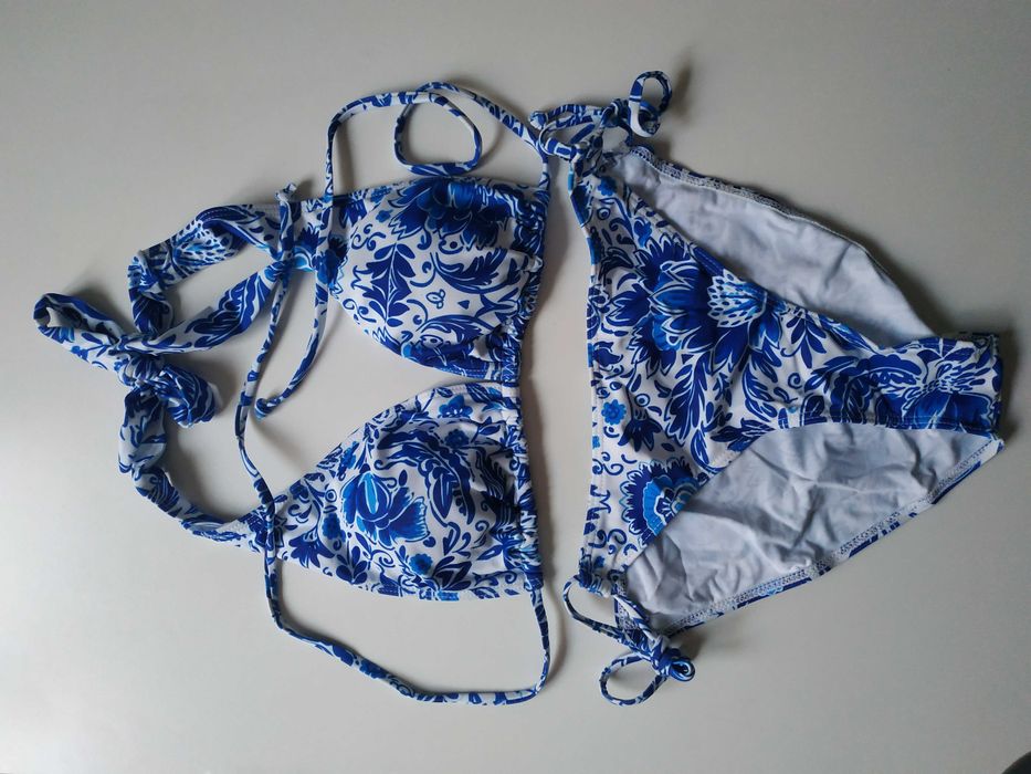 Costum de baie 2 piese imprimeu floral prindere dupa gat pe sold