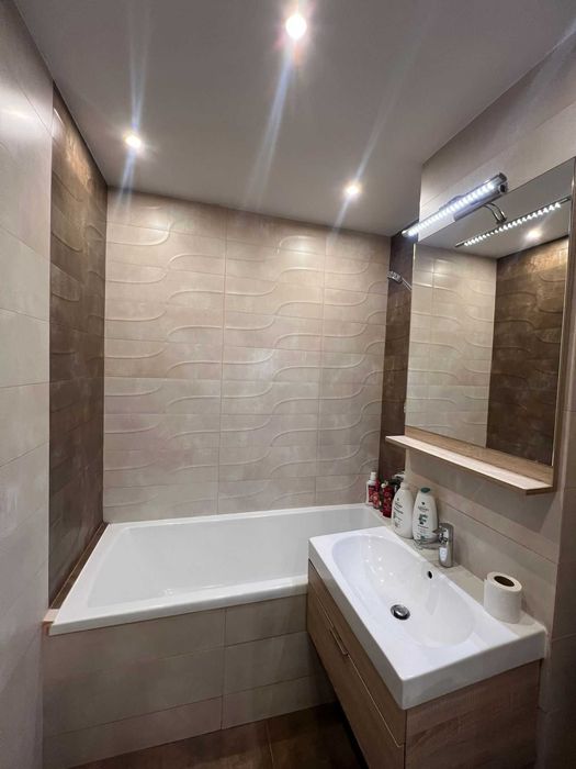 Apartament cu 3 camere complet renovat et.8  !