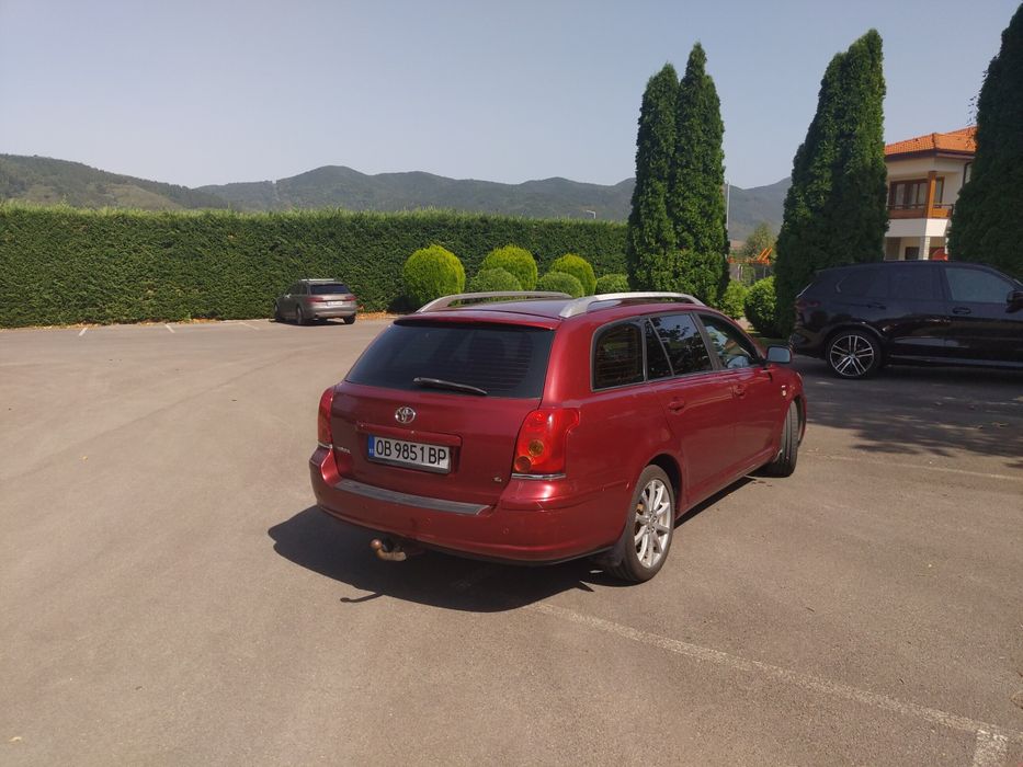 Продавам тойота Авенсис