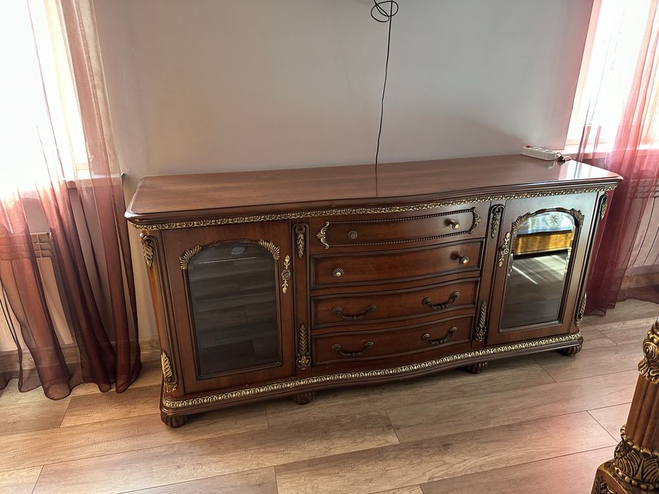 Большой комод