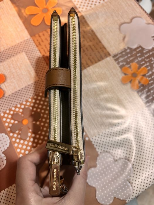 Красив и практичен портфейл Michael Kors
