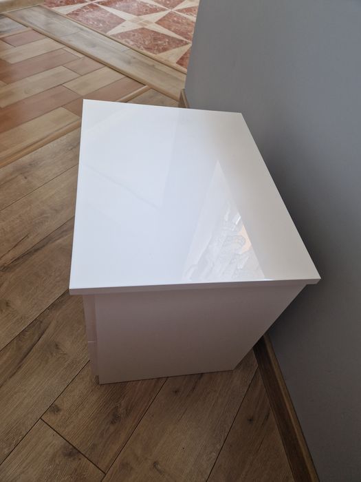 Vand o noptiera eleganta de dormitor