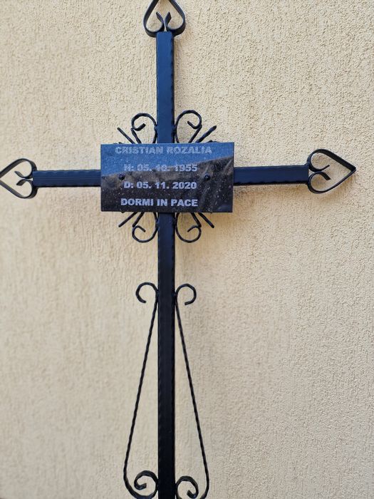 Felinar , masa și scaune din granit negru , cruce , gard funerar