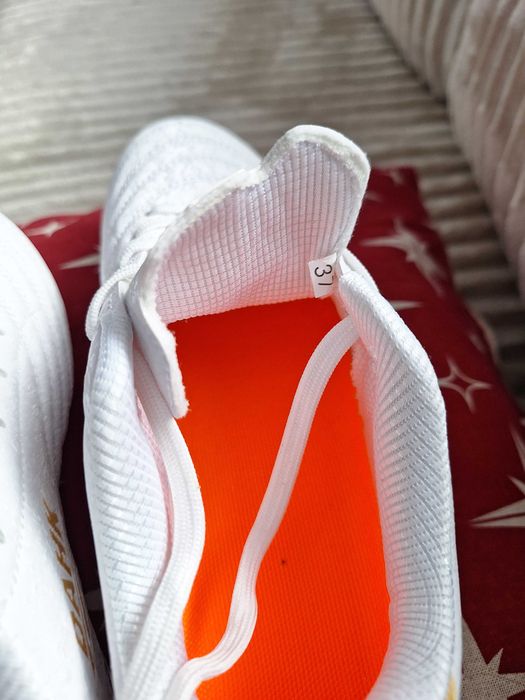 Футболни обувки номер 37