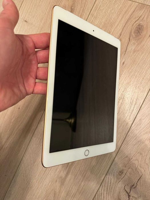 iPad 6th generation, 9.7 inch, culoare aurie + Husa