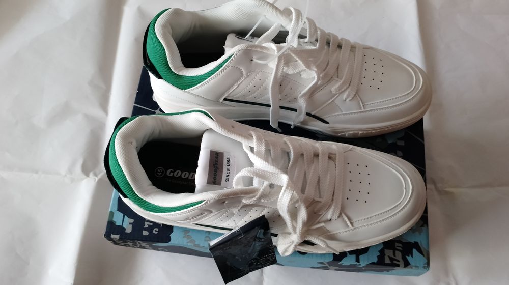 Pantofi sport nou cu eticheta mărimea 45