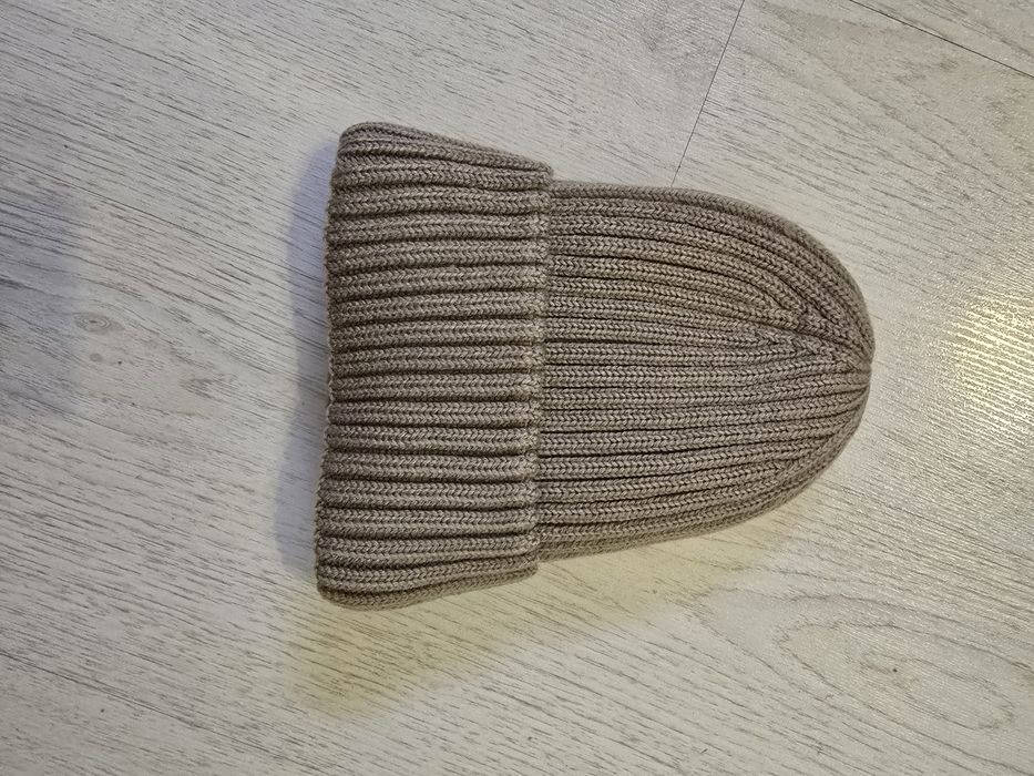 Продам шапку бежевого цвета