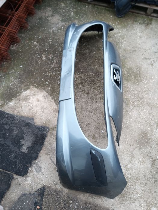 Продавам предна броня за Пежо 207