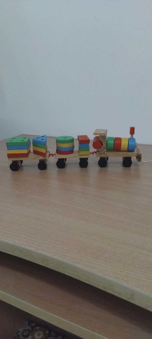 Дървено влакче с геометрични фигури