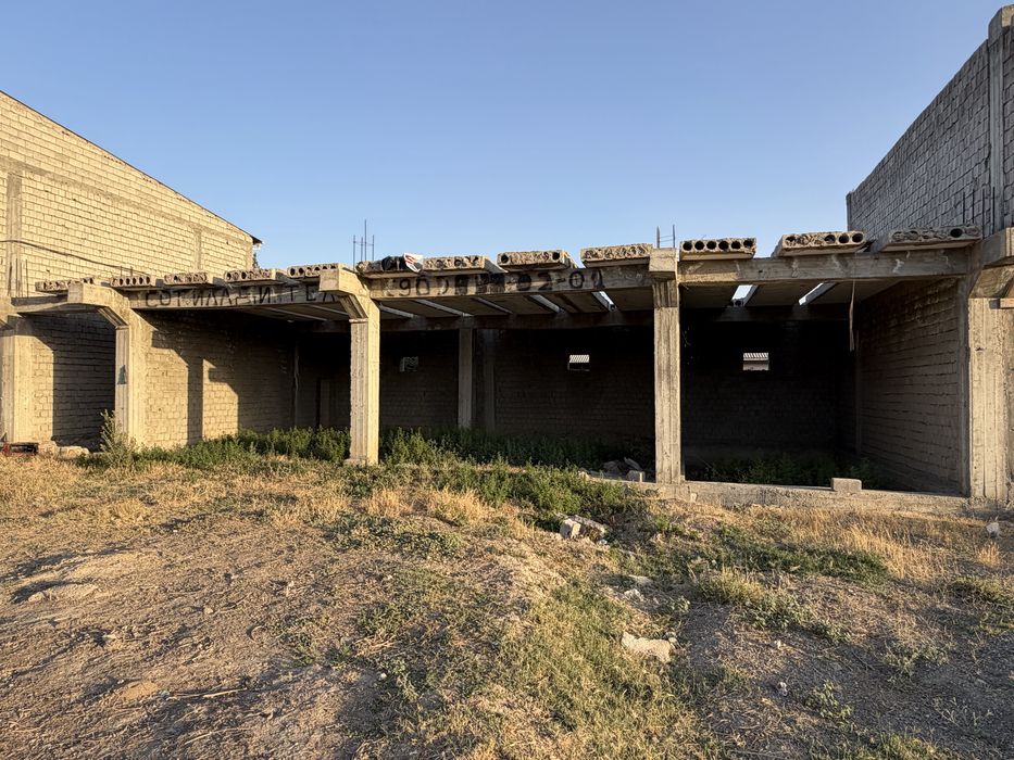 Jizzaxda katta yo‘l bo‘yida 1,6 sotix yer va 160 m² bino sotiladi