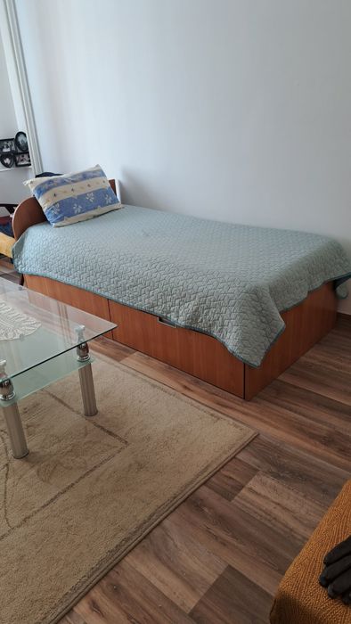 Продавам единично легло