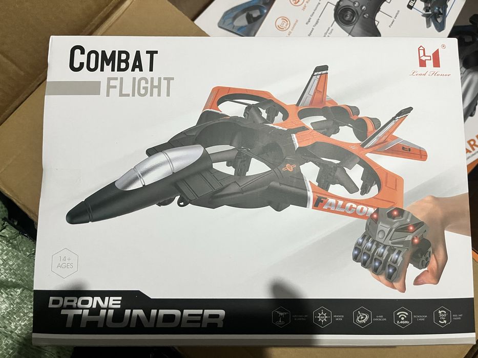 Самолеты истребители на пульте