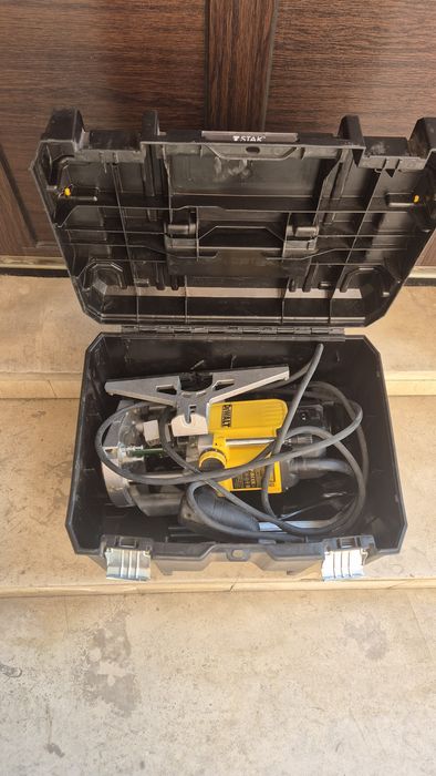 Оберфреза Dewalt DWE625