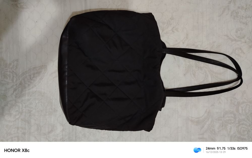 Продаю женскую сумку в отличном состоянии очень удобная и красива