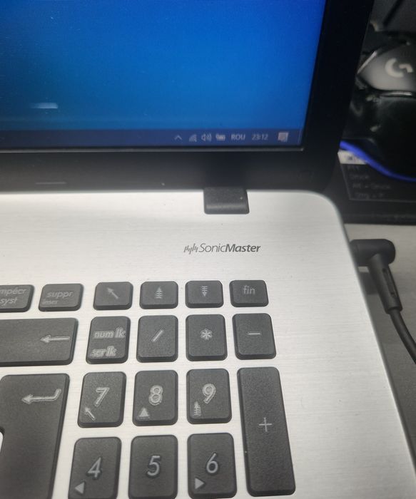 Laptop Asus R752L