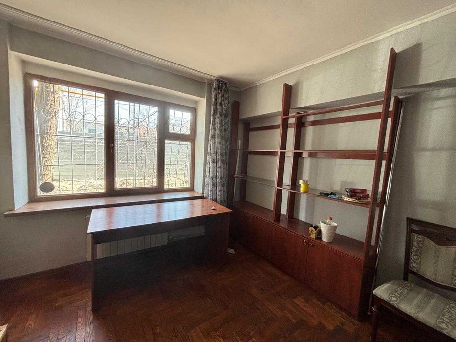 отдам стеллаж, письменный стол, тумбу, кровать с 2 матрасами