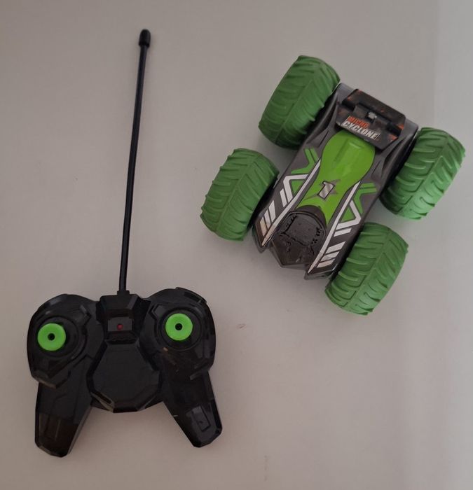 Vand roboti si masina cu telecomanda