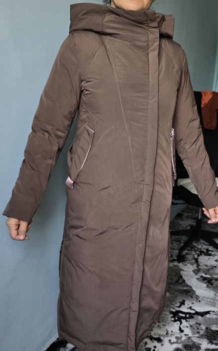 Женская удлинённая куртка
шоколадно-коричневого цвета
 Сезон зима
 Вид