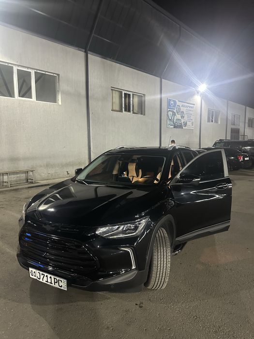 Tracker 2 Premier Plus ( qora, panarama lyuk ) 2024