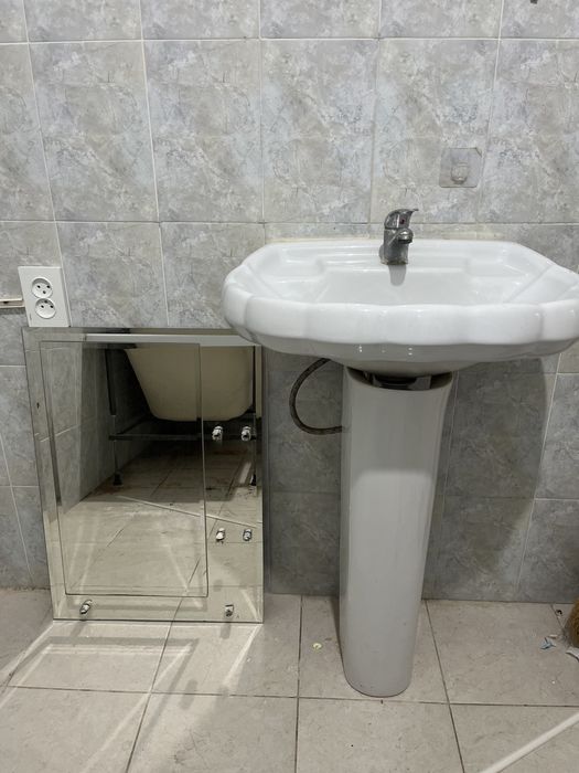 Зеркало, раковина, унитаз