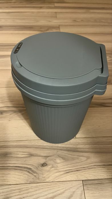 Cos de gunoi cu senzor . Nou