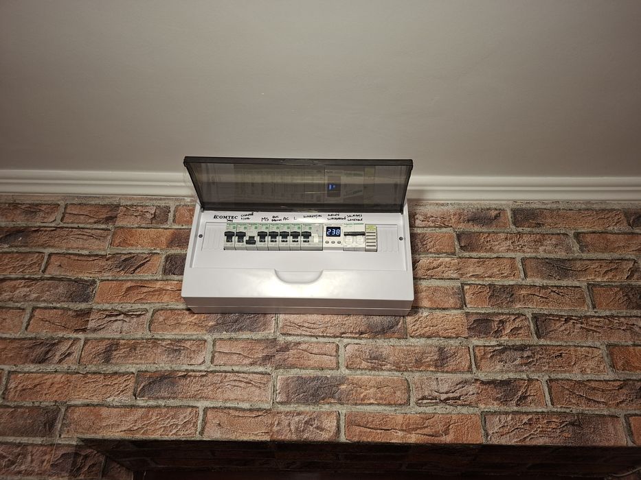 Electrician execut lucrari la case