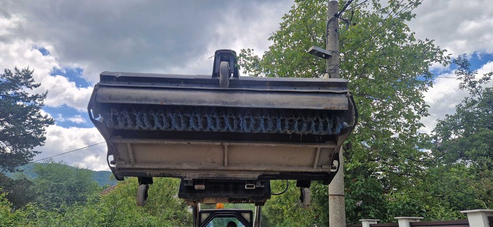 Хидравлична метла за мини челен товарач.