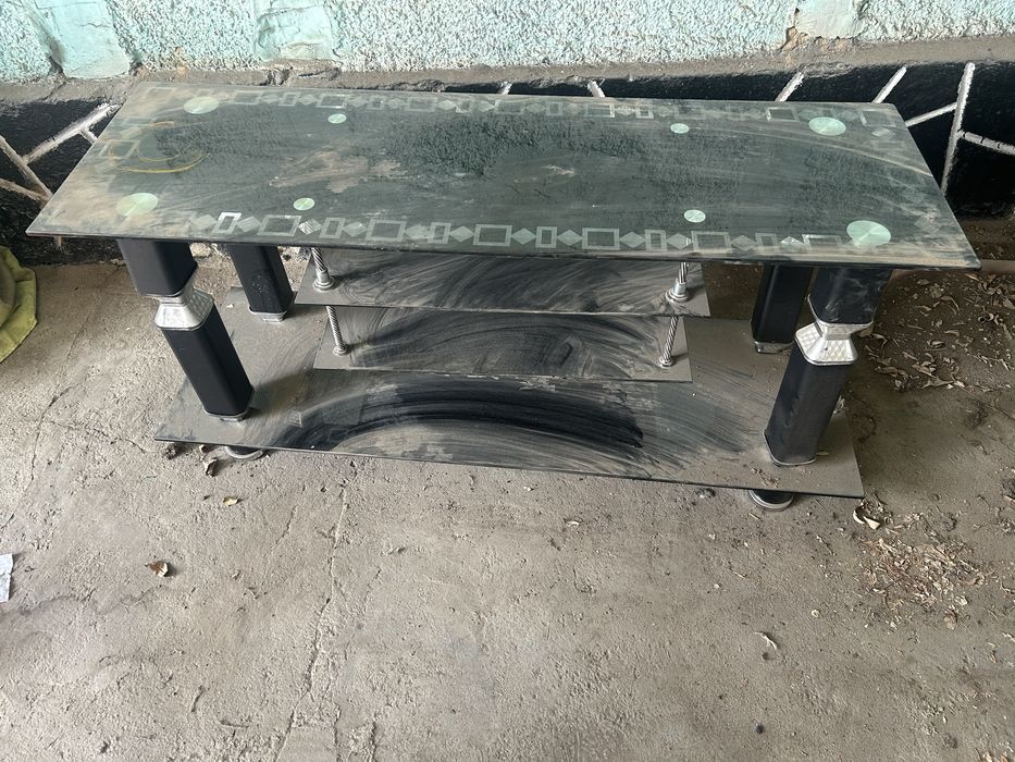 Продам стеклянный столик жля телевизора