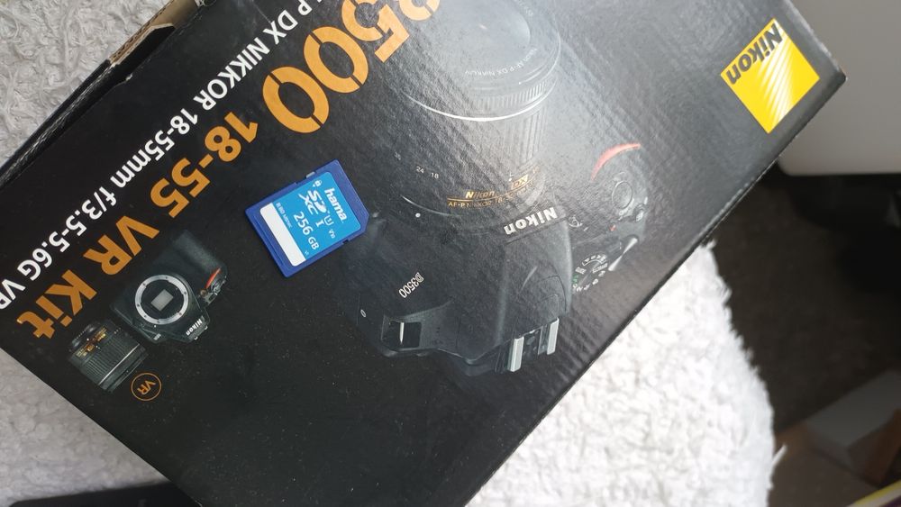 Aparat Nikon  D3500, foarte puțin folosit. Fra zgârieturi , obiectivul este ok.