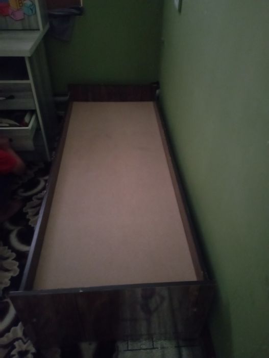 Yangi shkaf va kravat ishlatilmagan