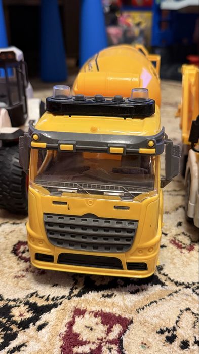 Продам машины игрушки