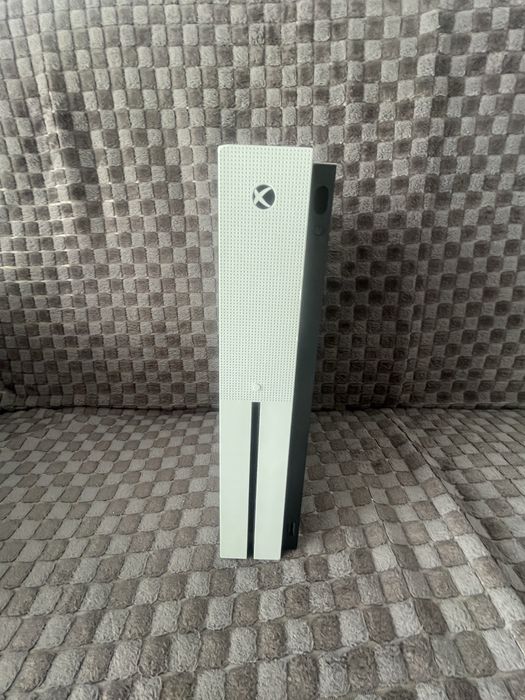Xbox one s  un controler si 4 jocuri