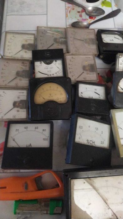 Измерительные приборы: амперметры, манометры и др.