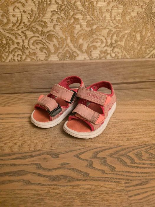 Продам детские сандали reima