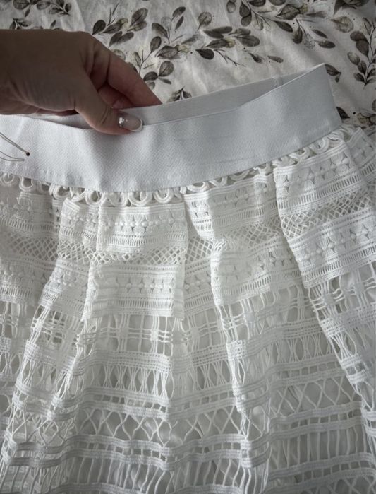 Бяла дантелена пола