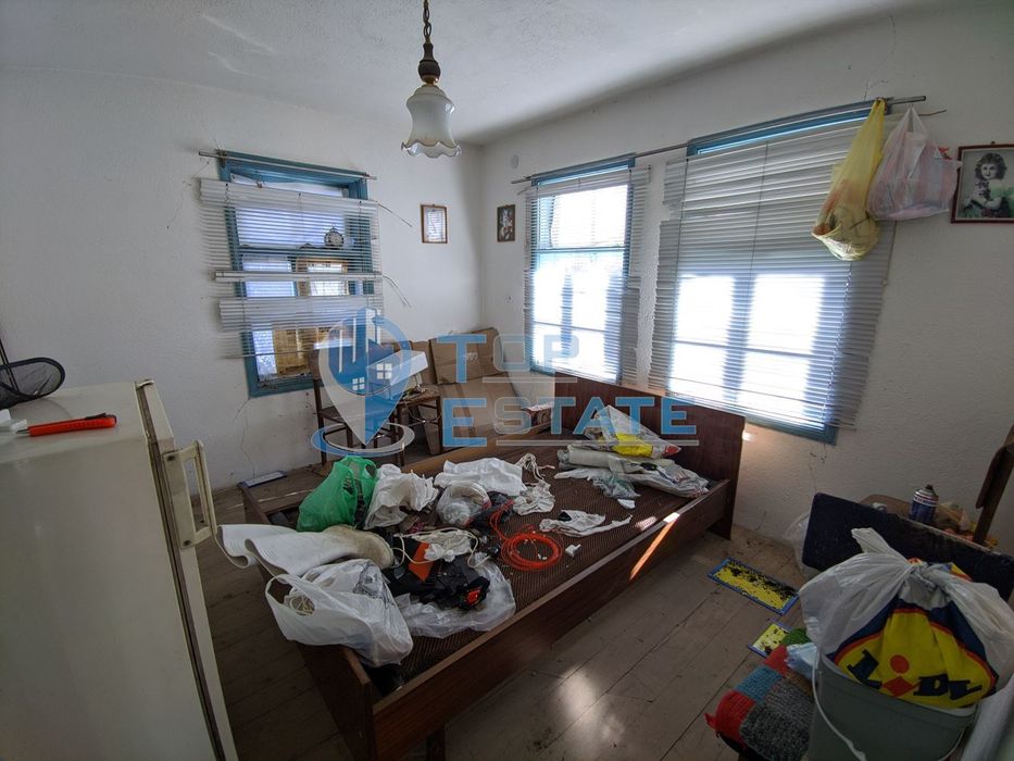 Двуетажна тухлена къща в Еленския балкан